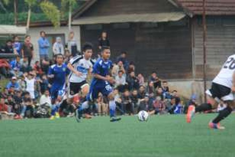 Pemain muda Persib Bandung Gian Zola saat menjalani pertandigan uji coba dengan salah satu klub lokal Bandung beberapa waktu lalu.