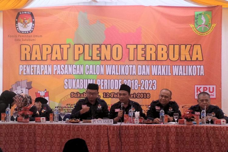 Komisoner KPU Kota Sukabumi saat rapat pleno terbuka penetapan pasangan calon Pilkada Kota Sukabumi, Senin (12/2/2018). 