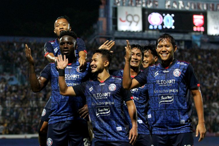 Pemain Arema FC selebrasi seusai menjebol gawang Borneo FC saat pertandingan leg pertama Final Piala Presiden 2022 yang berakhir dengan skor 1-0 di Stadion Kanjuruhan Kepanjen, Kabupaten Malang, Kamis (14/7/2022) malam. Terkini, Arema FC sukses mengalahkan Bali United 2-1 pada laga pekan keempat Liga 1 2022-2023, Sabtu (13/8/2022) malam WIB. Laga Bali United vs Arema FC berlangsung di Stadion Kapten I Wayan Dipta.
