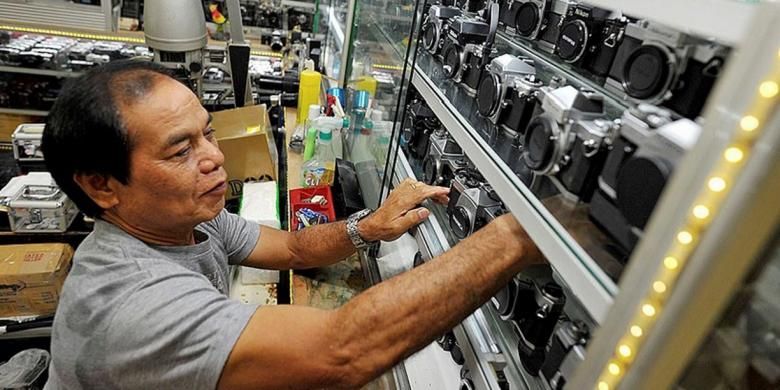 Beragam merek kamera analog yang masih dijual salah satu toko kamera di Harco Pasar Baru, Jakarta Pusat, Rabu (16/9). Pasar ini bertahan dengan konsistensinya menyediakan barang-barang spesifik.
