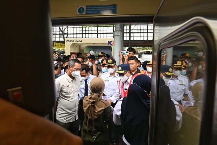 Menteri Perhubungan Budi Karya Sumadi bersama Penjabat (Pj) Gubernur DKI Jakarta Heru Budi Hartono meninjau kondisi pergerakan penumpang kereta api pada masa arus balik di Stasiun Pasar Senen, Minggu (30/4).