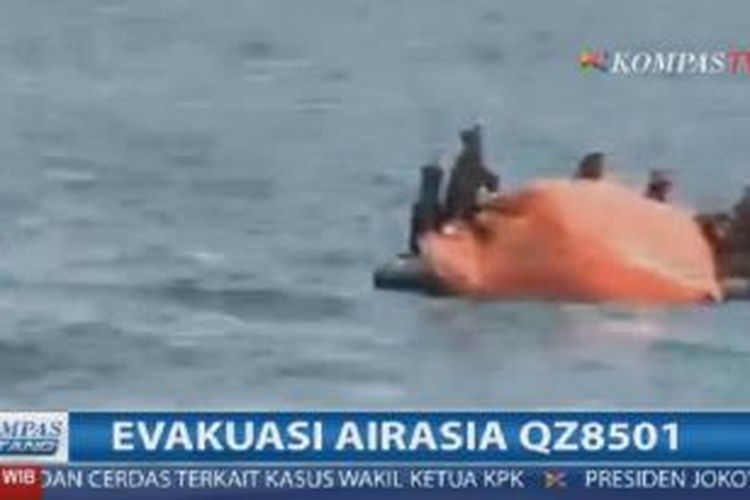 Upaya pengangkatan badan utama pesawat AirAsia QZ8501 pada sabtu (24/1/2015) gagal karena tali pengikat ke lifting bad terputus.