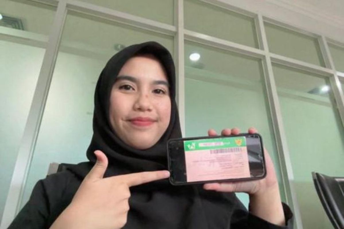 Vany Tri Heidyanti (23) menunjukkan kartu digital BPJS Kesehatan di aplikasi Mobile JKN miliknya. 