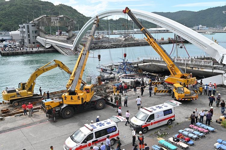 Upaya penyelamatan masih dilakukan di lokasi runtuhnya jembatan di kota pelabuhan Taiwan, Suao, Selasa (01/10/2019).