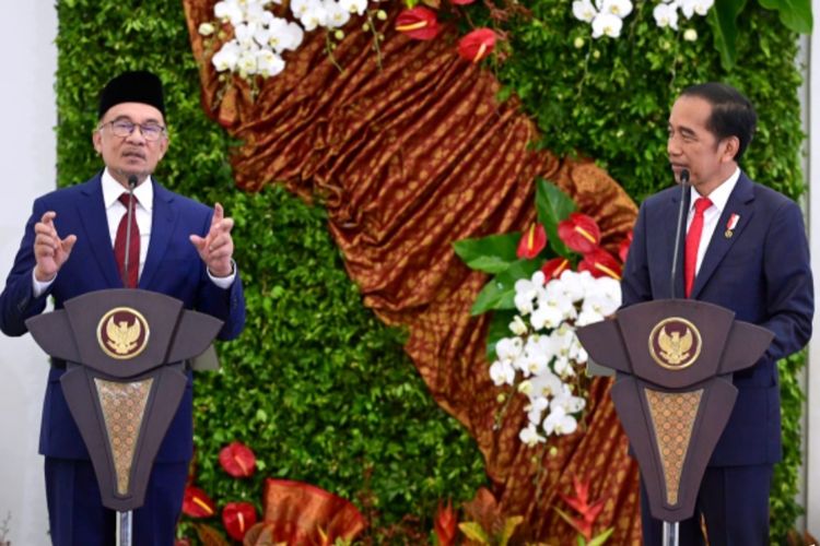Perdana Menteri Malaysia Anwar Ibrahim saat memberikan keterangan pers bersama Presiden Joko Widodo di Istana Kepresidenan Bogor, Senin (9/1/2023). Pada Selasa (7/3/2023) di Kuala Lumpur, dia menyebut ada 10 perusahaan besar Malaysia yang tertarik berinvestasi di IKN.