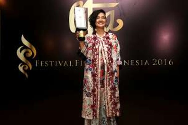Cut Mini saat menerima piala citra Festival Film Indonesia 2016 di Taman Isamil Marzuki, Jakarta, Minggu (6/11/2016). Ia meraih penghargaan pemeran utama wanita terbaik FFI 2016 melalui film Athirah.