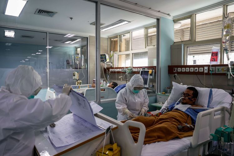 Tenaga kesehatan melakukan perawatan terhadap pasien Covid-19 diruang ICU di RSUD Koja, Jakarta Utara, Selasa (29/6/2021). Rumah Sakit Umum Daerah (RSUD) Koja menjadi rumah sakit (RS) khusus untuk pasien virus corona (Covid-19) sesuai surat edaran Kementerian Kesehatan (Kemenkes).
