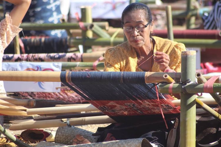 Pameran tenun ikat