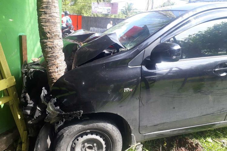 Sebuah mobil Avanza menabrak pohon kelapa di kawasan Desa Suli, Kecamatan Salahutu, Kabupaten Maluku Tengah, Senin (18/4/2022)