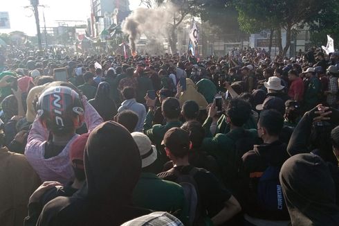 Demo Mahasiswa di Makassar Ricuh, Polisi Lepaskan Gas Air Mata