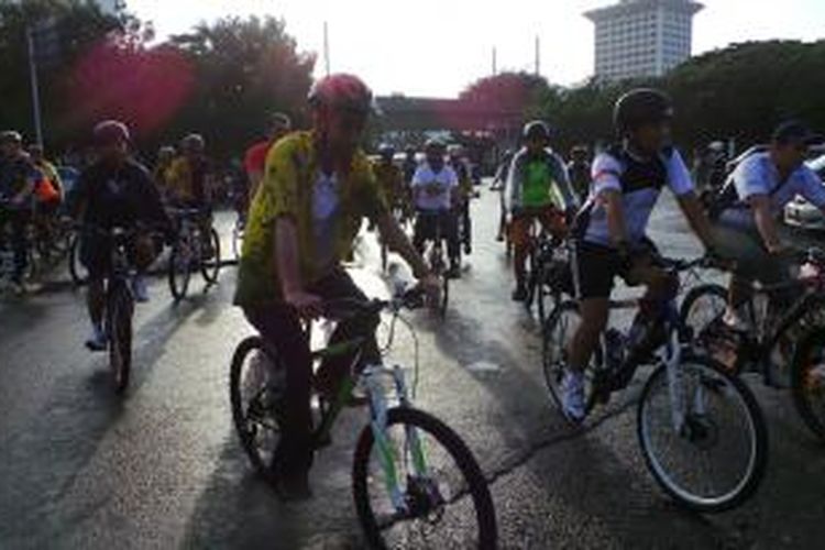 Gubernur DKI Jakarta Joko WIdodo bersepeda menuju Balaikota, DKI Jakarta, Jumat (7/2/2013). 