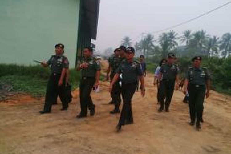 Rombongan TNI AD saat meninjau lokasi pembangunan Markas Komando Batalyon Kavaleri 12 di Desa Peniti, Kecamatan Segedong, Kabupaten Mempawah, Kalbar 
