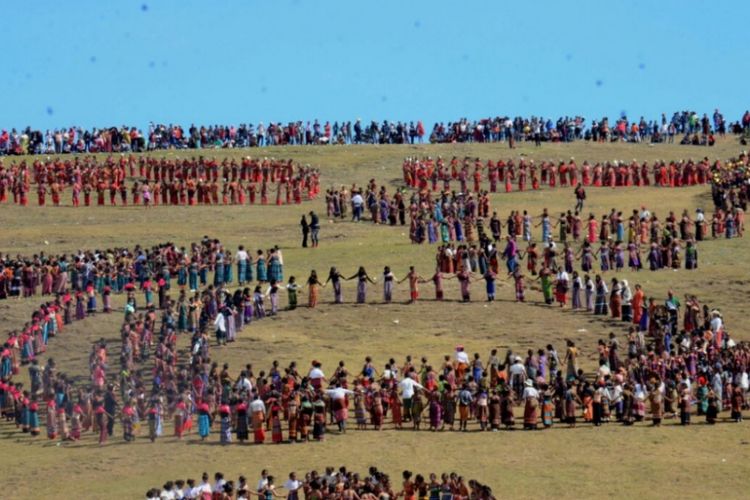 Ribuan warga dari Kabupaten Belu dan Timor Leste menampilkan tarian likurai di Puncak Bukit Fulan Fehan di Desa Dirun, Kecamatan Lamaknen, Kabupaten Belu, Nusa Tenggara Timur (NTT), Sabtu (28/10/2017).