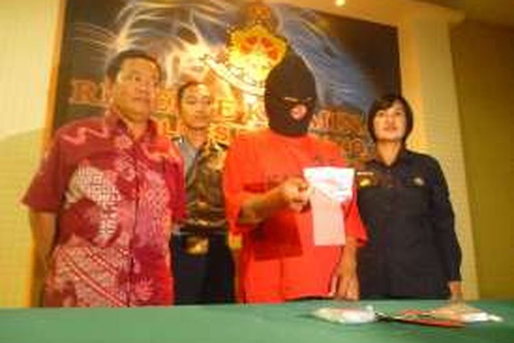 Supono bin Narto (45), warga Dusun Merbuh, Singorojo, Kendal ditangkap polisi dengan barang   bukti satu paket plastik berisi bubuk sabu di Sumowono, Kabupaten Semarang, Rabu (10/2/2016)