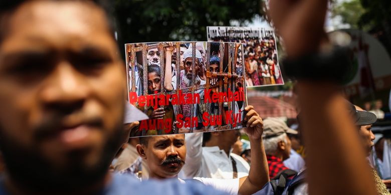 Puluhan orang berunjuk rasa di depan Kedutaan Besar (Kedubes) Myanmar di Jalan Agus Salim, Menteng, Jakarta Pusat, Sabtu (2/9/2017). Massa mengecam tindakan kekerasan terhadap umat Islam Rohingya dan menyerukan agar duta besar Myanmar diusir dari Indonesia.