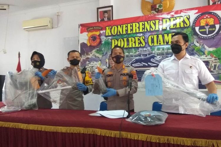 Kapolres Ciamis AKBP Tony Prasetyo (tiga dari kiri) menunjukkan barang bukti kasus penganiyaan dan perusakan oleh geng motor, di Mapolres Ciamis, Rabu (15/6/2022).