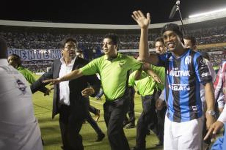 Pemain baru Queretaro, Ronaldo de Assis atau yang dikenal dengan panggilan Ronaldinho (kanan), diperkenalkan kepada para fans di The Corregidora Stadium, saat pertandingan Mexican Apertura melawan Puebla di Queretaro, Meksiko, 12 September 2014.