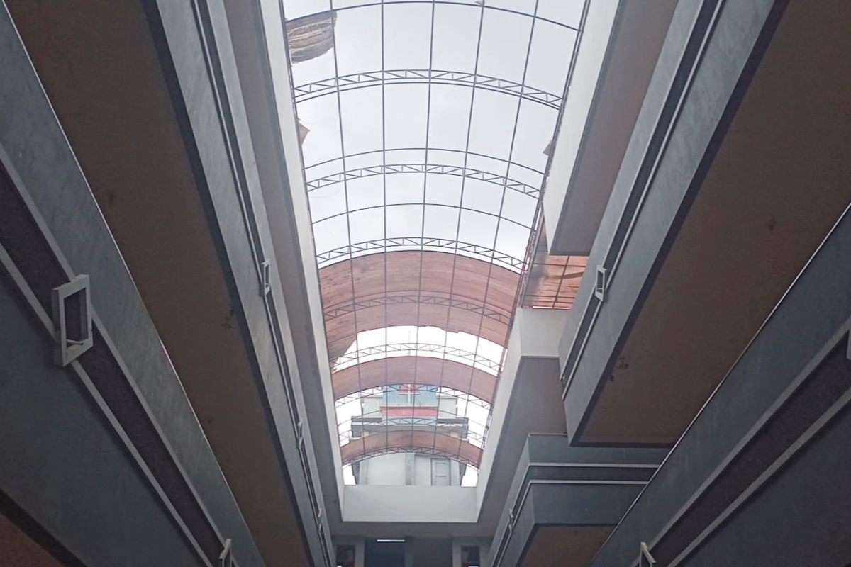 Kondisi bangunan Poltekom Malang. Terlihat lantai rusak dan proses perkuliahan tak menentu.