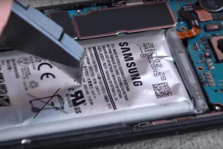 Potongan adegan baterai Galaxy S8 yang ditusuk, dalam video kanal Whats Inside di YouTube.