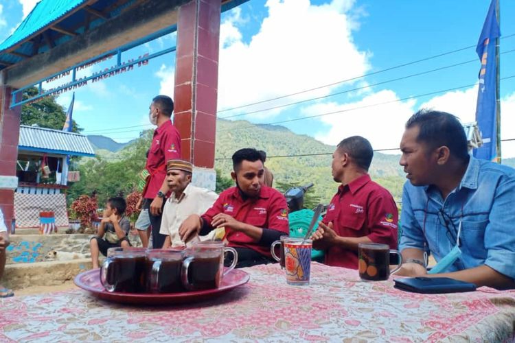 Para pengunjung sedang menikmati minuman Kopi Tuk Colol-Tobo, Desa Colol, Kecamatan Lambaleda Timur, Kabupaten Manggarai Timur, NTT, Sabtu, (22/5/2021). Kopi Tuk Colol semakin mendunia. (KOMPAS.com/MARKUS MAKUR)