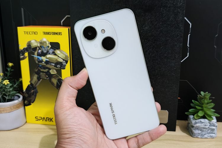 Bagian punggung Tecno Spark Go 1 warna putih yang terasa kesat.