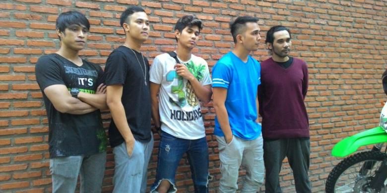 Grup band Lyla di sela latihan untuk konser DekaDance di studio musik Bepbop, Jakarta Selatan, Rabu (27/7/2016).