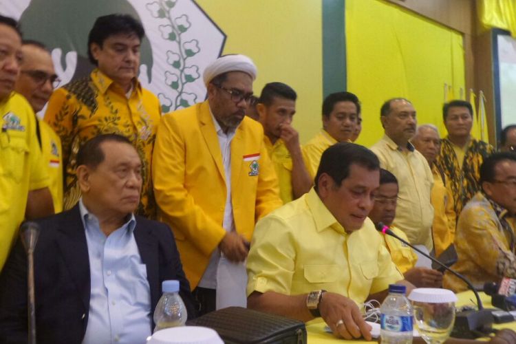 Ketua Harian DPP Partai Golkar Nurdin Halid (tengah) saat menyampaikan kesimpulan rapat pleno DPP Partai Golkar, Selasa (21/11/2017) mala.