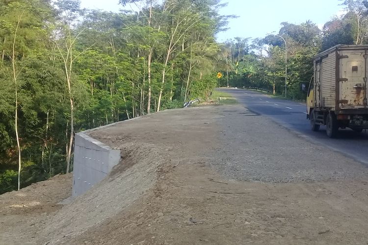 Penanganan jalan longsor di jalur selatan KM 57 ruas Wangon, Jateng-batas Jabar telah selesai dilakukan.