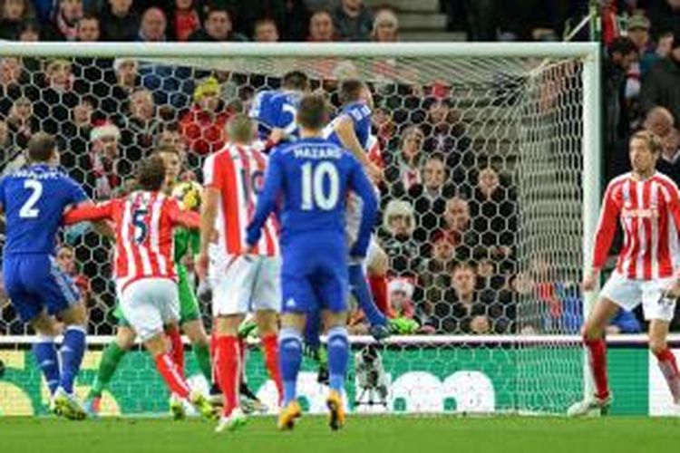 Bek Chelsea, John Terry, mencetak gol ke gawang Stoke City, pada pertandingan lanjutan Premier League, Senin (22/12/2014). 