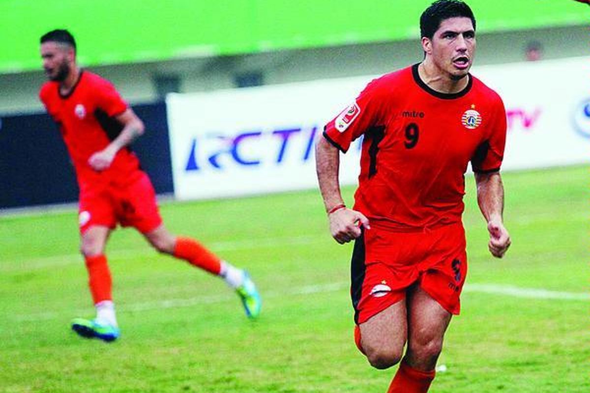 Pemain Persija Jakarta, Emanuel de Porras (kanan), merayakan gol yang dicetaknya ke gawang Arema Indonesia dalam lanjutan  IPL di Stadion Manahan, Solo, Jawa Tengah, Sabtu (7/1). Kedua tim harus puas berbagi angka 3-3. Di latar belakang tampak bek kiri Diego Michiels.