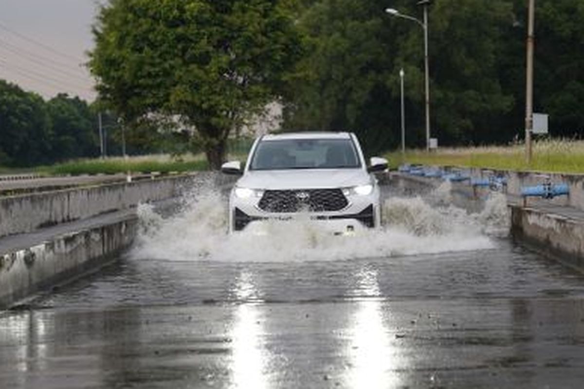 Toyota Kijang Innova Zenix Hybrid lagi tes lewat genangan air di pabrik TMMIN, Karawang, Jawa Barat.