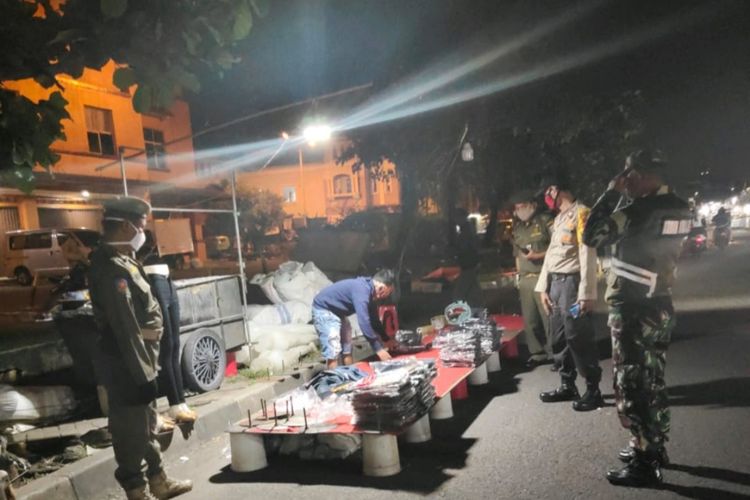 Petugas Satpol PP, Polisi, TNI imbau dan tertibkan PKL di Cengkareng, Minggu (19/4/2020) malam