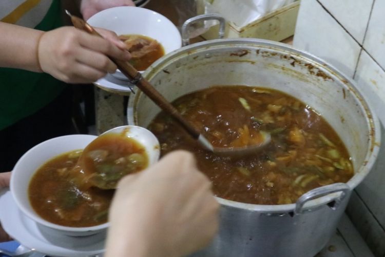 Satu porsi hidangan asem-asem daging, di Warung Makan Asem-asem Koh Liem yang melegenda di Semarang, Kamis, (19/7/2018).