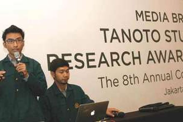 Taufik Hidayat presentasi penelitian sistem hemat listrik dalam Tanoto Student Research Award.