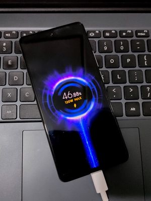 Xiaomi 11T Pro dibekali fitur fast charging 120 watt, membuat waktu pengisian daya semakin cepat.