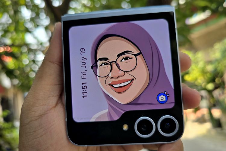 Samsung Galaxy Z Flip 6 dan Galaxy Z Fold 6 punya fitur AI eksklusif, bernama Portrait Studio. Fitur ini bisa menyulap foto kita menjadi avatar AI untuk wallpaper ponsel atau avatar di akun media sosial.