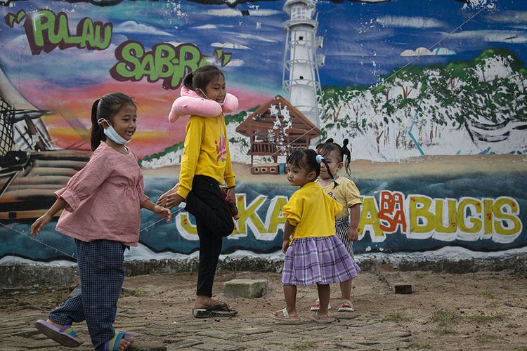 Foto dirilis pada Rabu (14/7/2021), memperlihatkan sejumlah anak bermain di Pulau Sebira. Pulau Sebira, wilayah Ibu Kota yang menyendiri di sisi paling utara Kepulauan Seribu dan sempat luput dari perhatian pemerintah kini mengalami perbaikan di berbagai sektor dan peningkatan pelayanan umum.