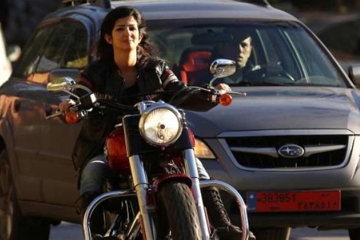 Lady biker dan tato artis Henriette Ibrahim mengendarai Harley Davidson-nya di Kota Broumana, Timur Laut Ibukota Beirut, 5 Desember 2015.