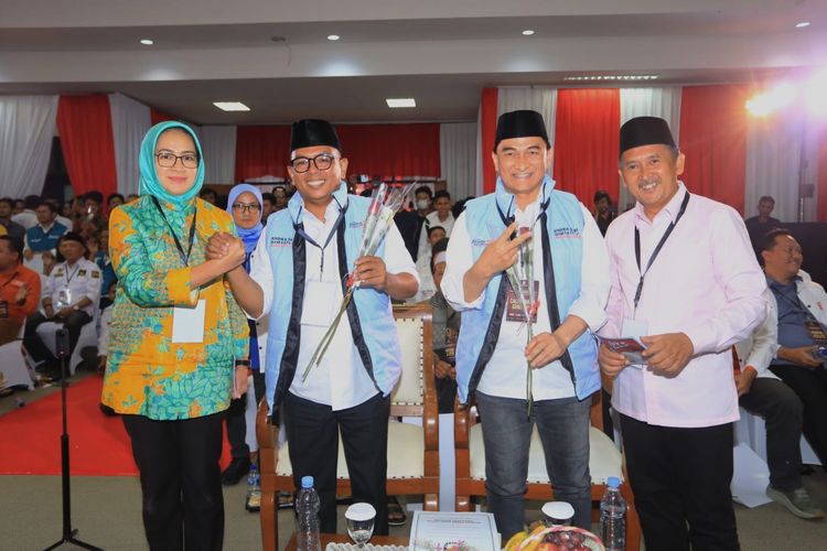 Pasangan Calon Gubernur (Cagub) dan Calon Wakil Gubernur (Cawagub) Banten, Airin Rachmi Diany dan Ade Sumardi, memberikan mawar merah dan putih kepada rival mereka di Pilgub Banten 2024, Andra Soni dan Dimyati Natakusumah.