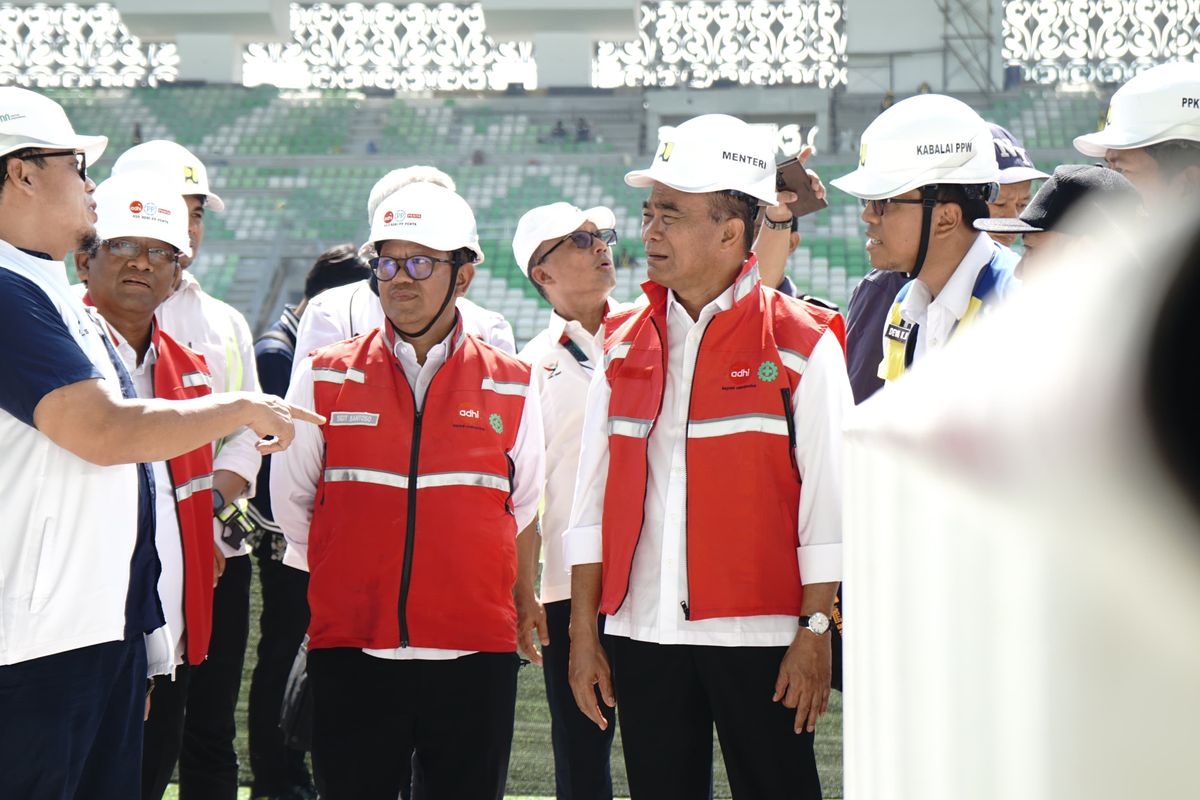 Menteri Koordinator (Menko) Bidang Pembangunan Manusia dan Kebudayaan (PMK) Muhadjir Effendy meninjau Stadion Utama Sumatera Utara (Sumut) di Desa Sena, Kabupaten Deli Serdang pada Kamis (5/9/2024). 
