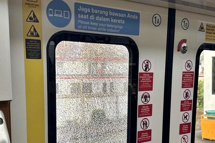 Kaca di rangkaian kereta retak akibat tindakan pelemparan batu di antara lintasan Stasiun Cilebut-Stasiun Bogor, Jumat (11/7/2025).