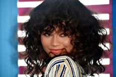 Zendaya Kenakan Piyama di Teen Choice Awards 2017