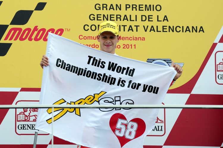 Stefan Bradl saat menjadi juara dunia Moto2 2011.  AFP PHOTO / JAVIER SORIANO (Photo by JAVIER SORIANO / AFP)