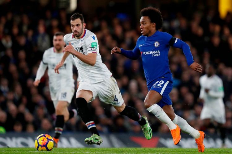 Willian dibayang-bayangi Luka Milivojevic saat Chelsea menjamu Crystal Palace pada pertandingan Premier League di Stadion Stamford Bridge, Sabtu (10/3/2018).