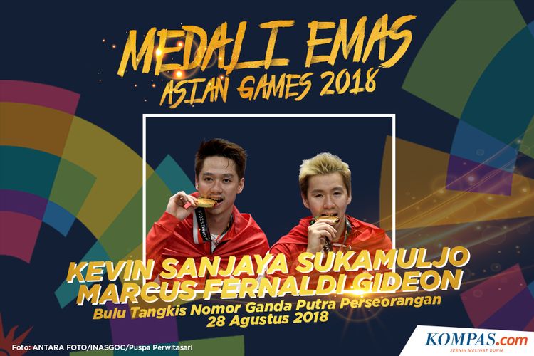 Pebulu tangkis ganda putra Indonesia Marcus F Gideon (kanan) dan Kevin Sanjaya (kiri) menggigit medali emas, usai upacara penyerahan medali bulu tangkis ganda putra Asian Games 2018 di Istora Senayan, Jakarta, Selasa (28/8/2018).