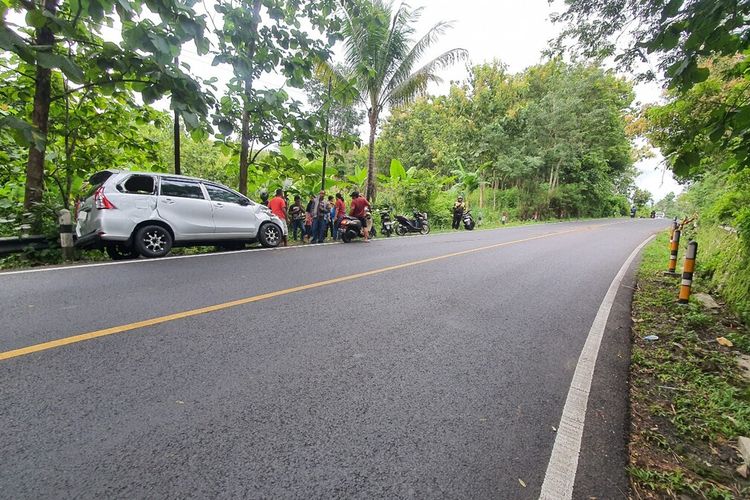 Mobil Avanza yang terguling di jalan Yogyakarta -Wonosari, Patuk, Gunungkidul. Jumat (8/3/2024)