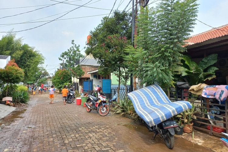 Kondisi wilayah RT 03 RW 12 Perumahan Payung Mas, Ciputat, Tangerang Selatan usai terendam banjir setinggi 1,5 meter, Senin (14/6/2021).