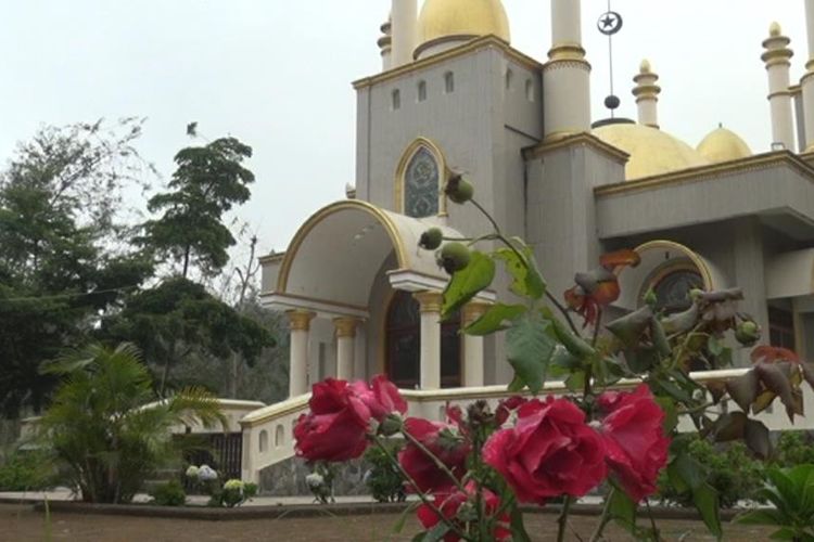 Sebuah masjid megah viral di media sosial. Masjid tersebut disebut berada di tengah hutan, Sejatinya, masjid tanpa nama itu berlokasi di Dusun Langkoa, Desa Bontoloe, Kecamatan Bontolempangang, Kabupaten Gowa, Sulawesi Selatan, Selasa, (26/11/2019).