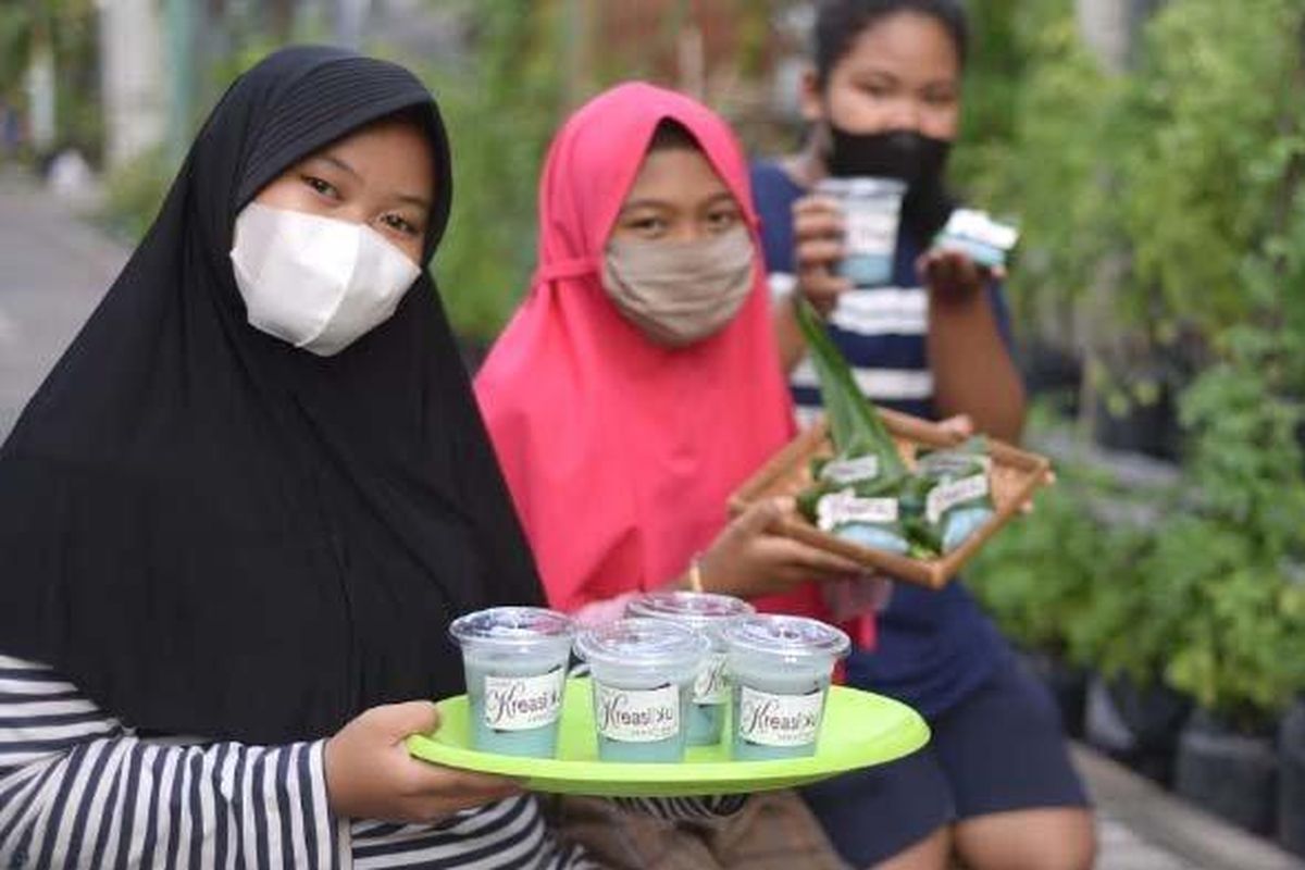 Setelah upaya membudidayakan tanaman telang kini hampir mencapai 2.800 tanaman, RT-2 RW-3 Ketintang kini terus mengkreasikan telang menjadi berbagai macam olahan. Olahan telang milik Aufaarelia Erdhinatasya telah masuk daftar UMKM Surabaya. Apa itu UMKM dan Kriterianya?