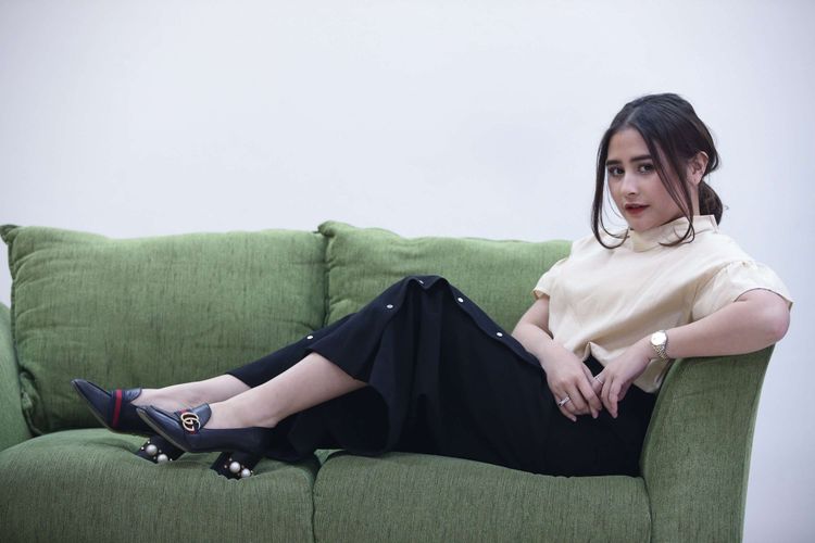 Artis peran Prilly Latuconsina saat wawancara di Kantor Redaksi Kompas.com, Jakarta, Selasa (27/3/2018). Ia tengah mempromosikan film terbaru yang dibintanginya berjudul Danur 2 : Maddah.